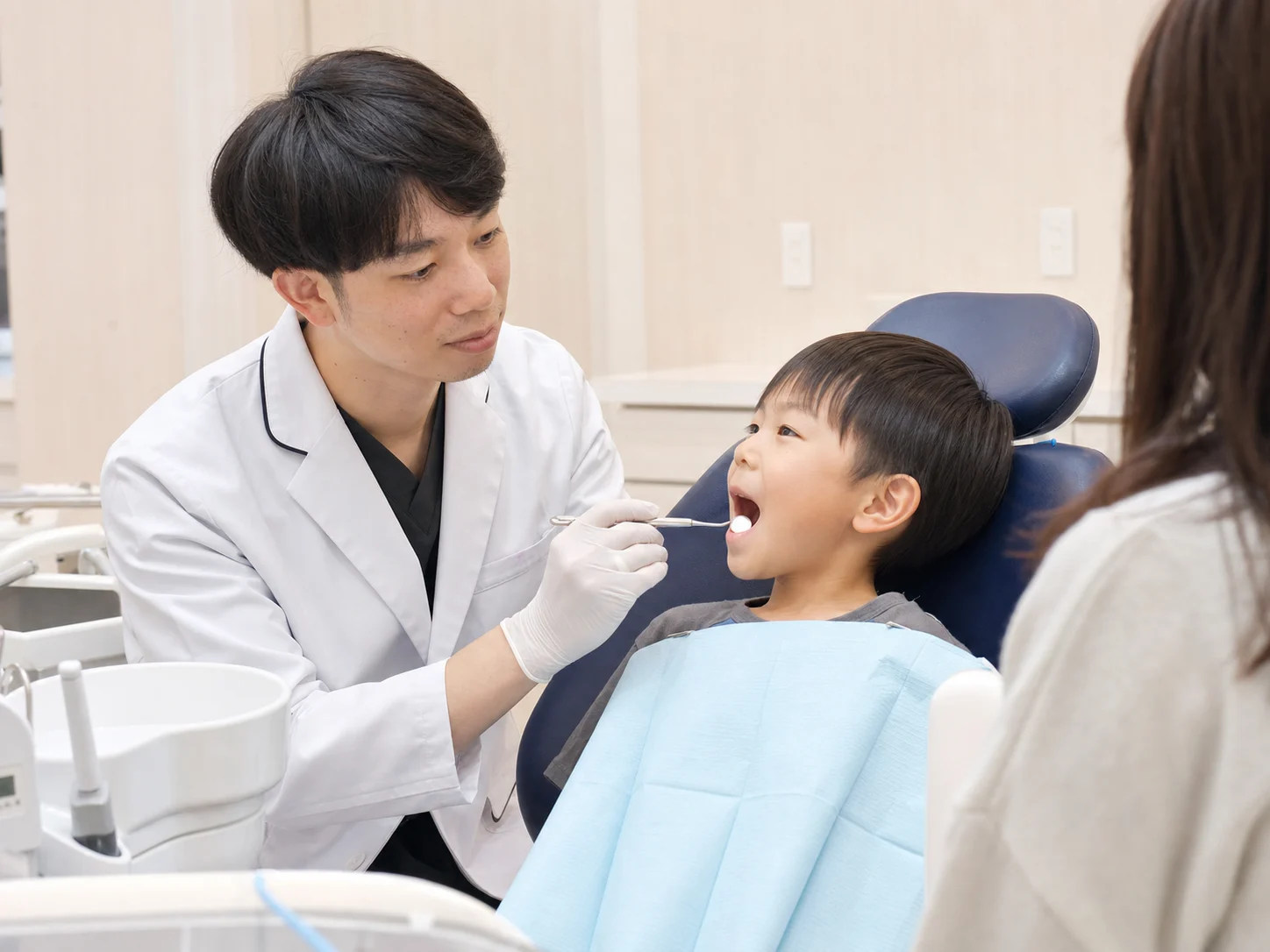 豊洲の小児歯科で0歳から高校生までのこども矯正と歯並びを相談する様子